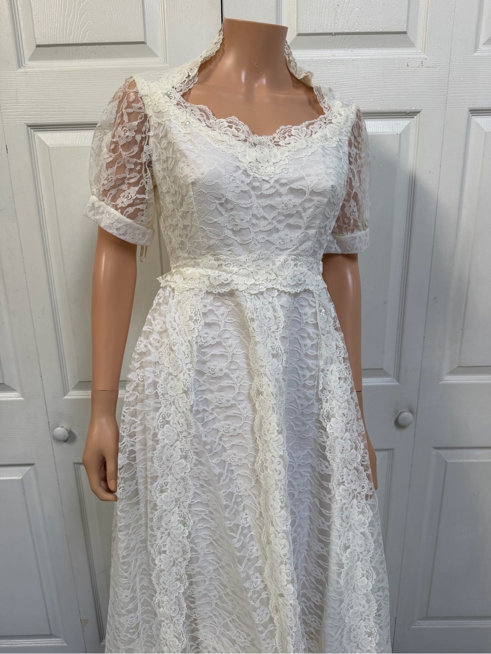 VTG Ivory Lace Bridal Gown Scalloped Neckline Short Sleeves Wedding Dress Sz 12 - Picture 8 of 16